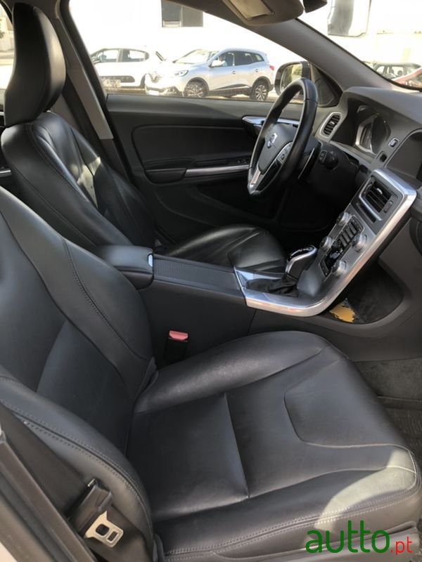 2017' Volvo V60 Cross Country photo #6