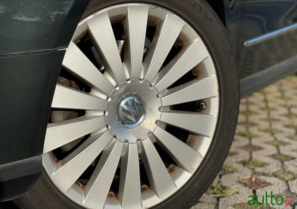 2006' Volkswagen Passat Variant photo #2