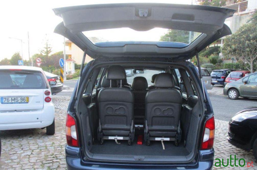 2002' Hyundai Trajet 2.0 CRDi GLS Plus photo #2