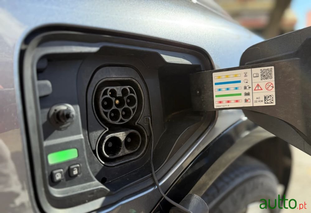 2023' Renault Megane E-Tech photo #5