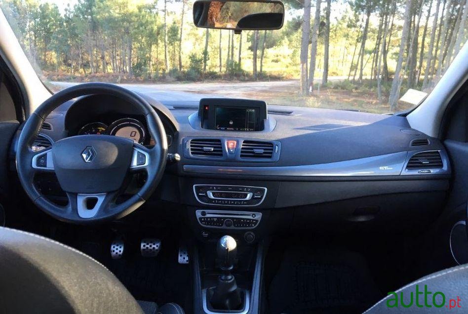 2011' Renault Megane Sport Tourer photo #3