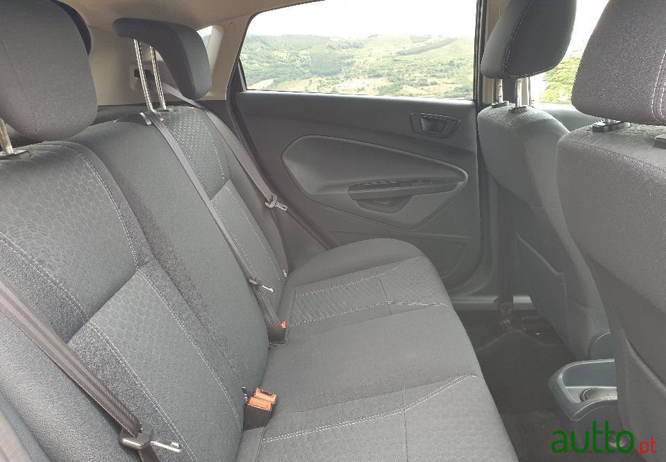 2010' Ford Fiesta photo #3