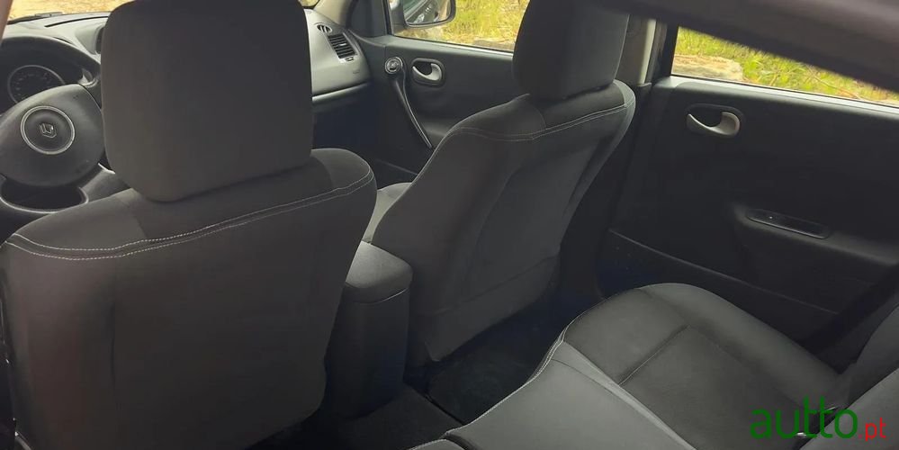 2008' Renault Megane photo #5