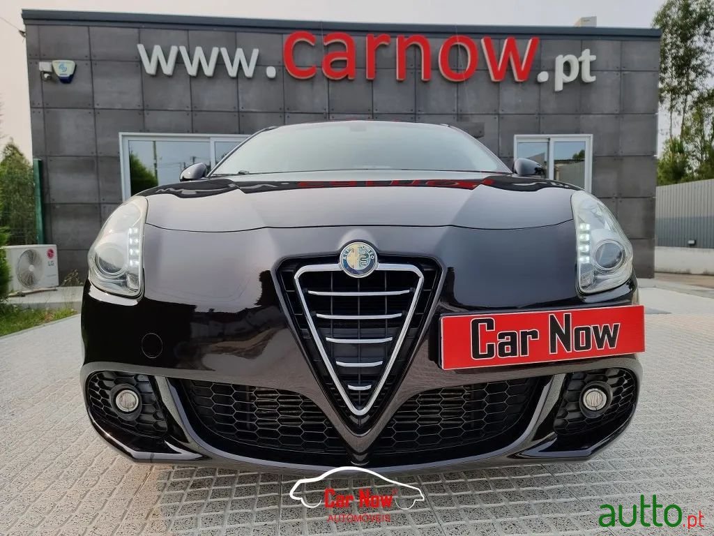 2013' Alfa Romeo Giulietta photo #2