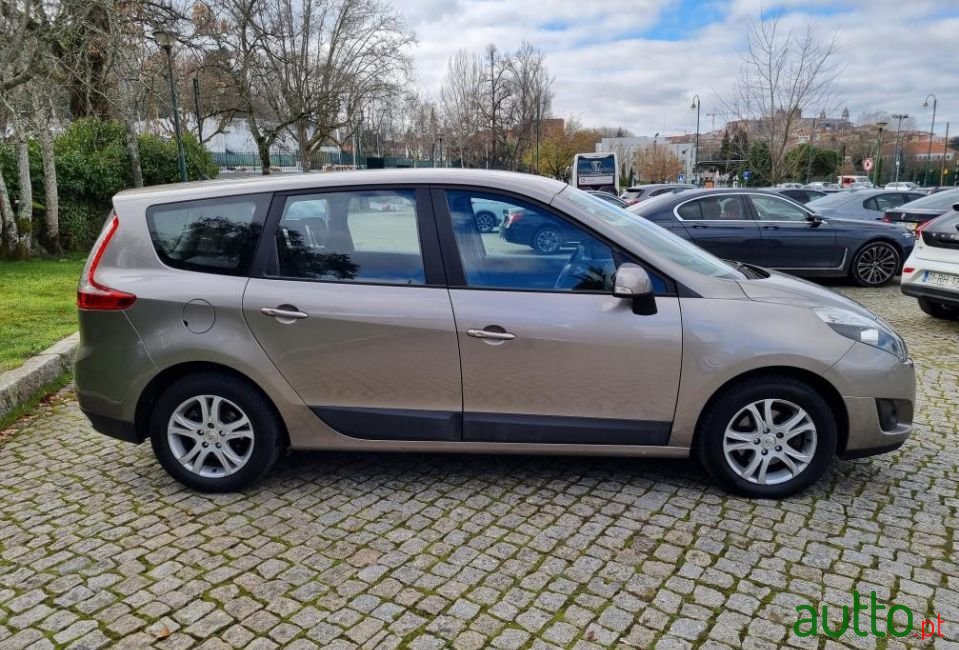 2011' Renault Scenic photo #5