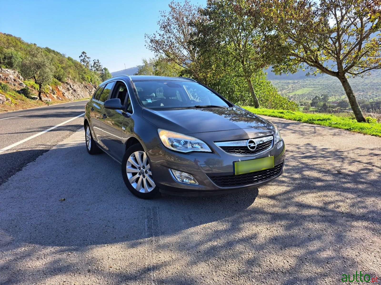 2011' Opel Astra Sports Tourer photo #2