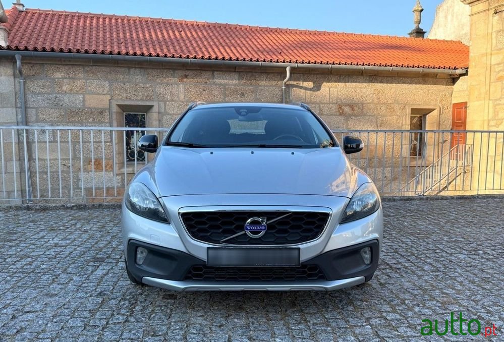 2014' Volvo V40 Cross Country photo #2