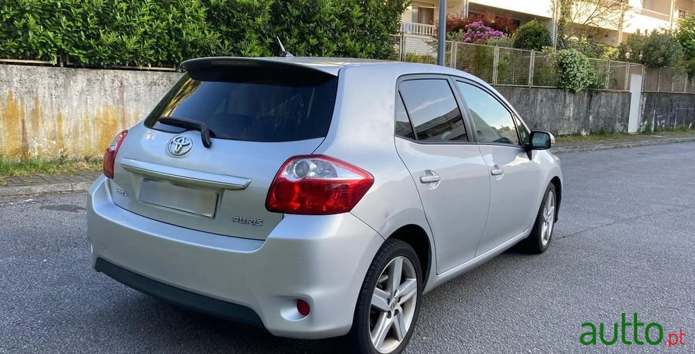 2010' Toyota Auris photo #2