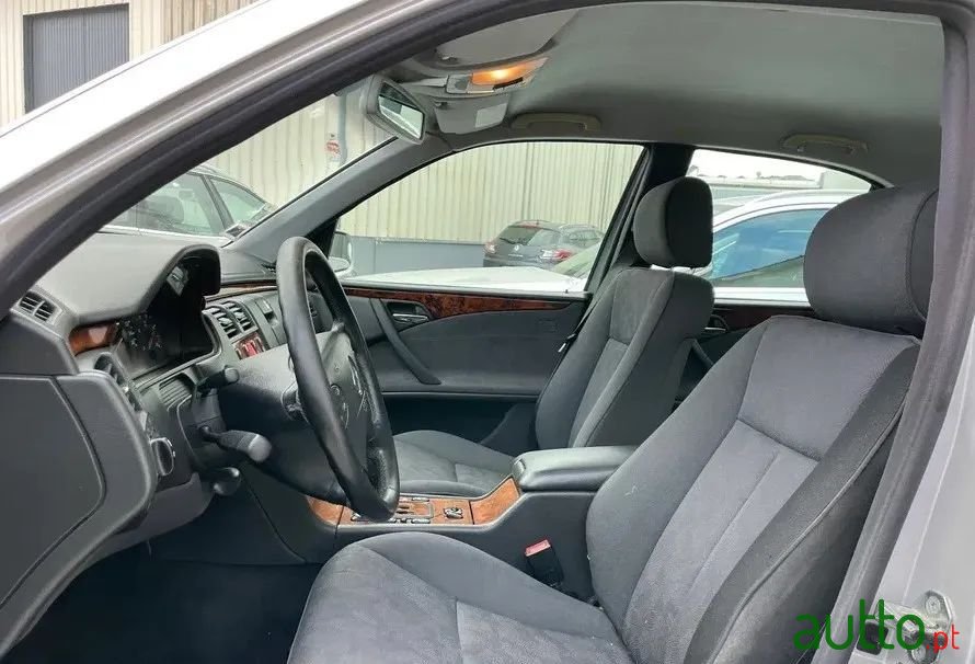 2001' Mercedes-Benz E 220 photo #3