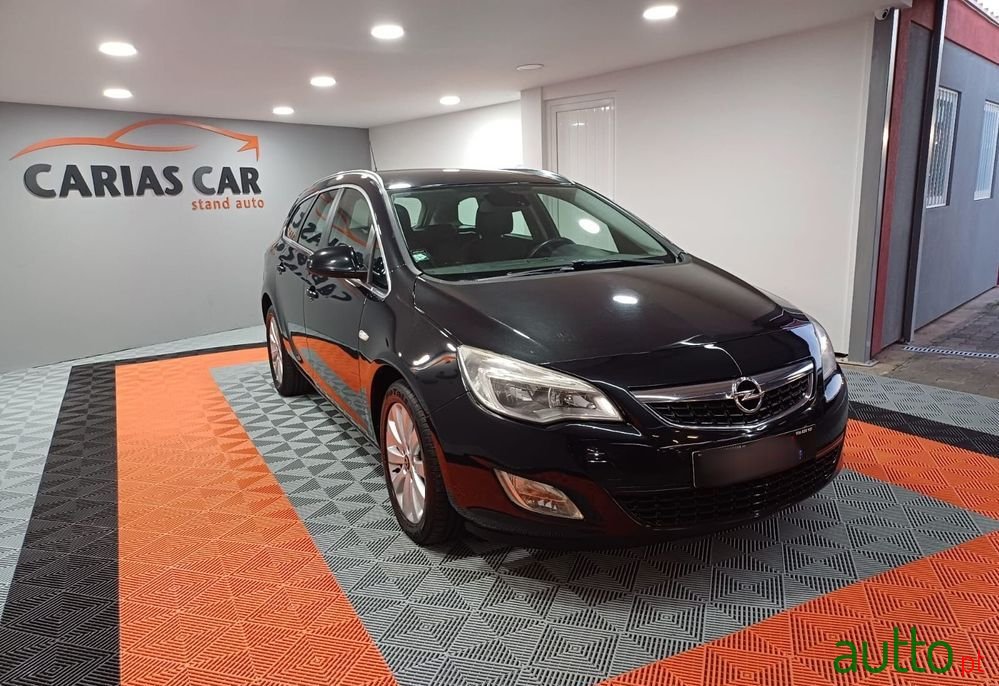 2012' Opel Astra Sports Tourer photo #2