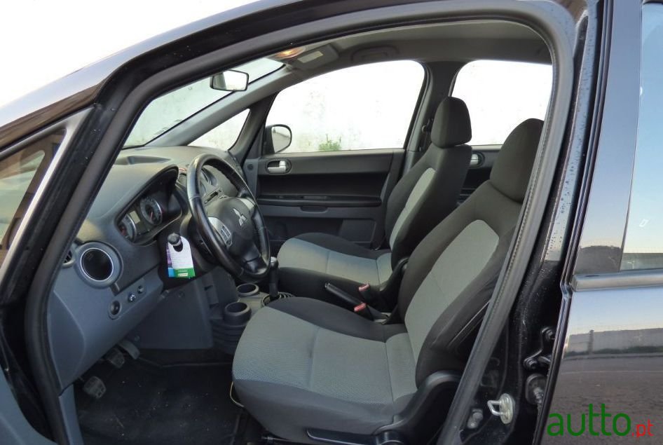 2010' Mitsubishi Colt photo #3