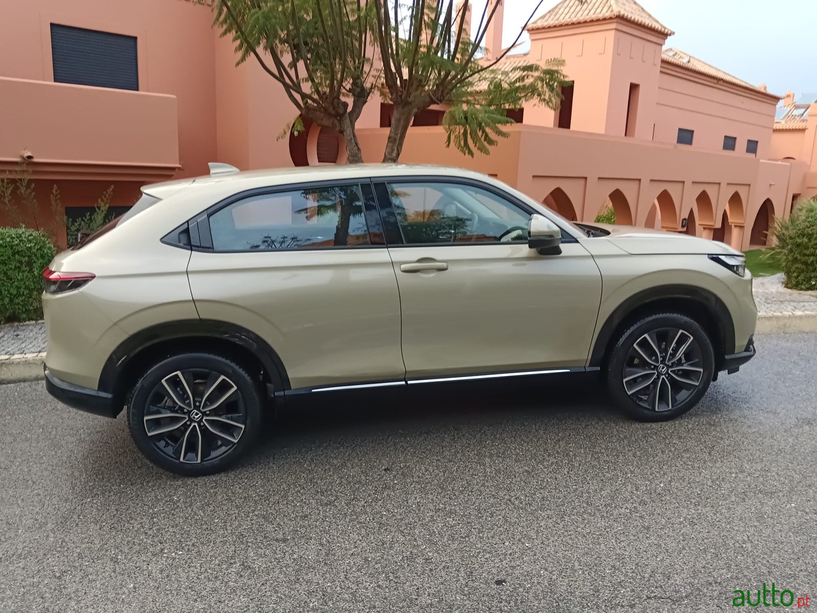 2022' Honda HR-V Luxury photo #6