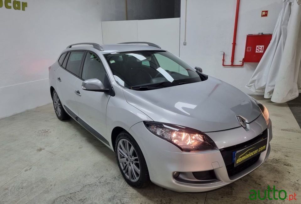 2010' Renault Megane Sport Tourer photo #2