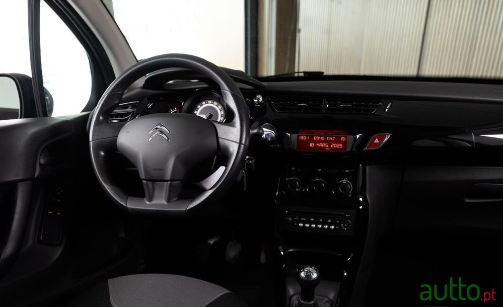 2014' Citroen C3 1.0 Vti Attraction photo #5