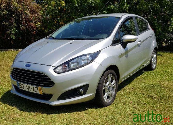 2013' Ford Fiesta Titanium photo #2