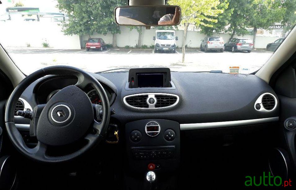 2010' Renault Clio Break photo #3