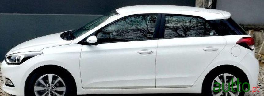 2015' Hyundai i20 Confort 85Cv photo #2