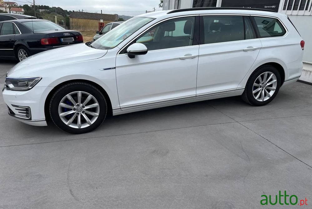 2015' Volkswagen Passat photo #2