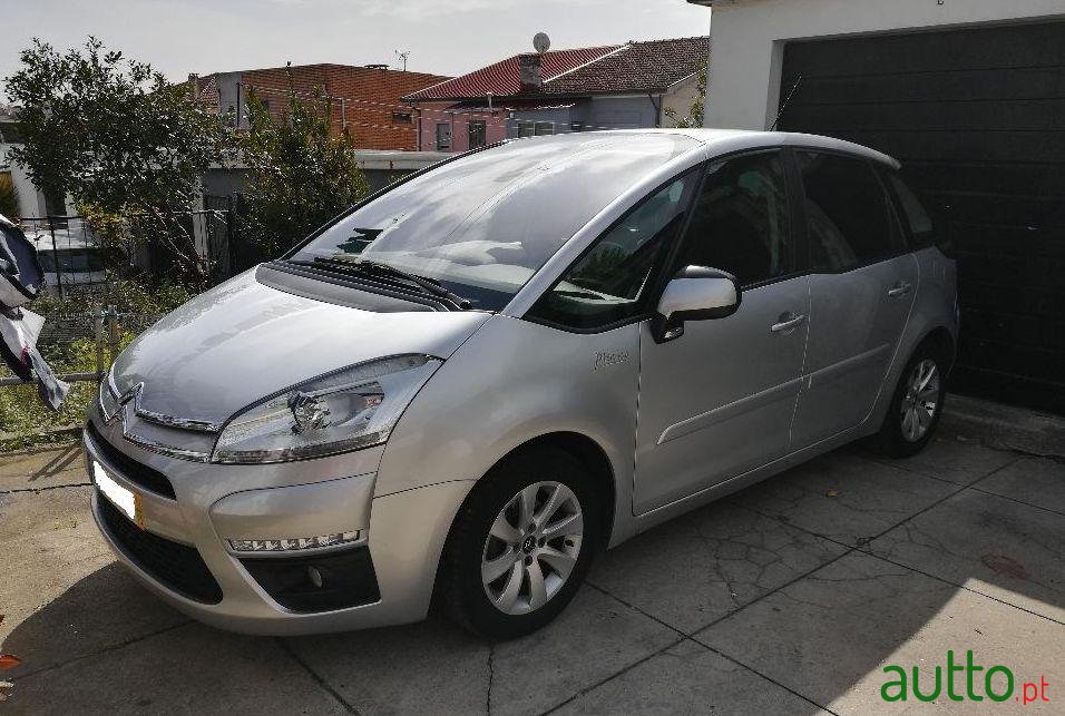 2011' Citroen C4-Picasso photo #1