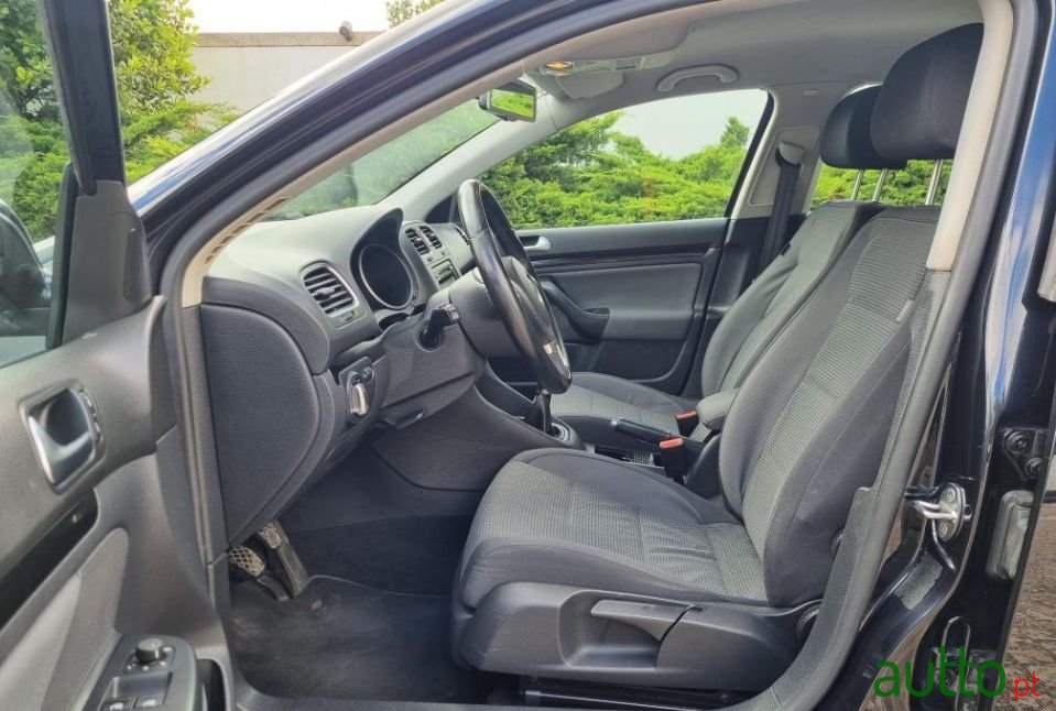 2009' Volkswagen Golf photo #4