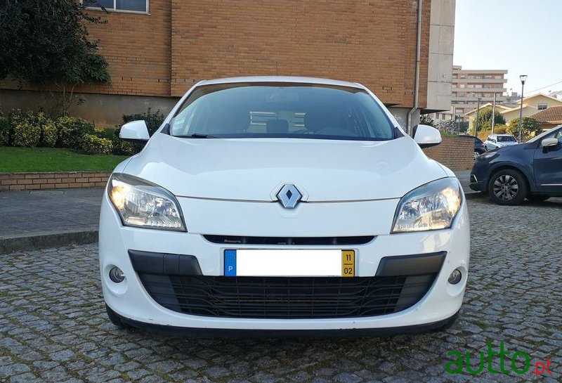 2011' Renault Megane Sport Tourer photo #2