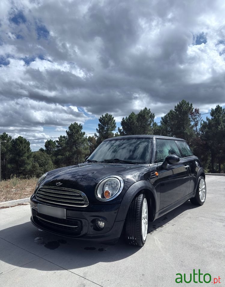 2010' MINI Cooper 3 Portas photo #1