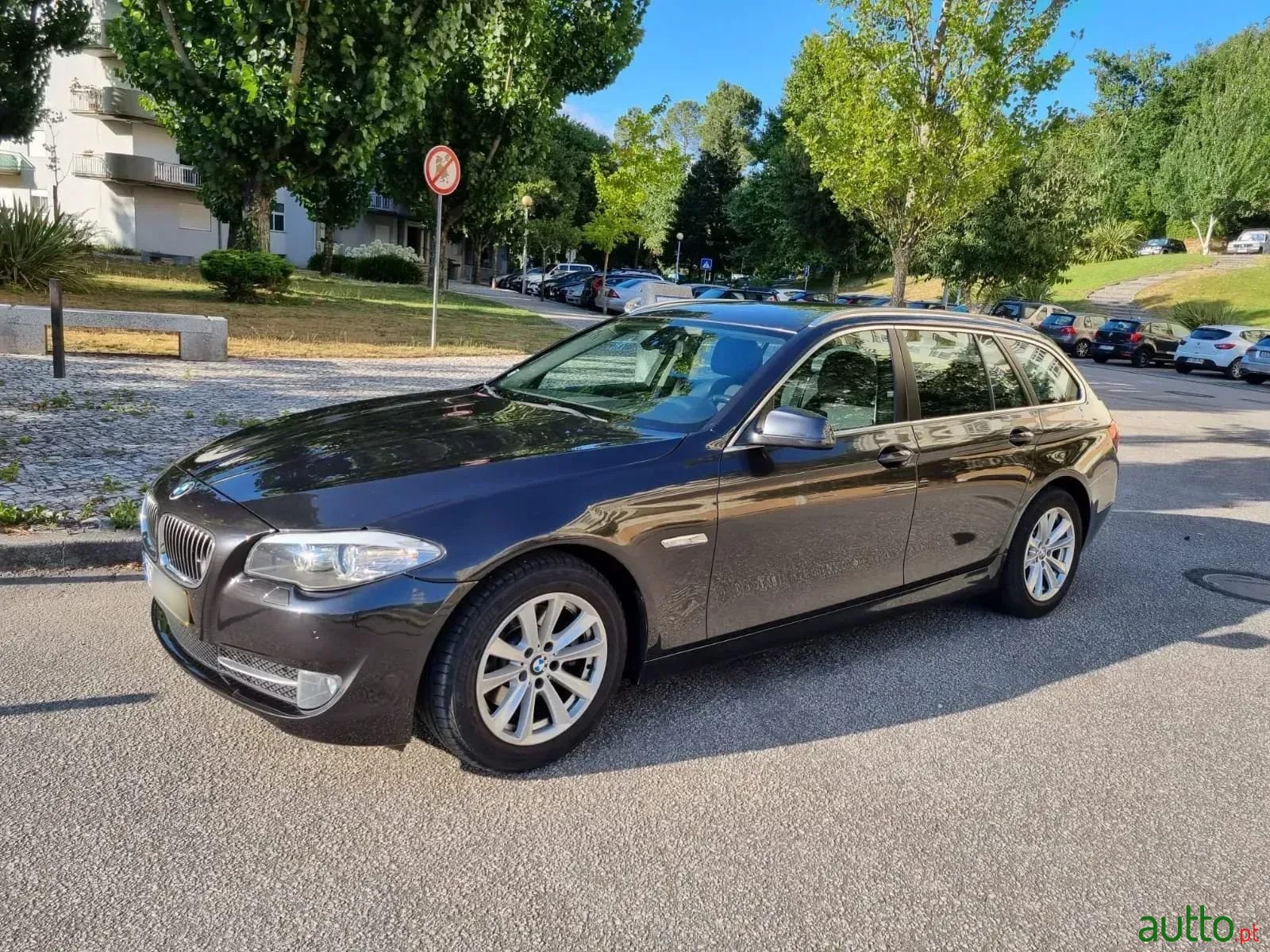 2011' BMW 520 photo #1