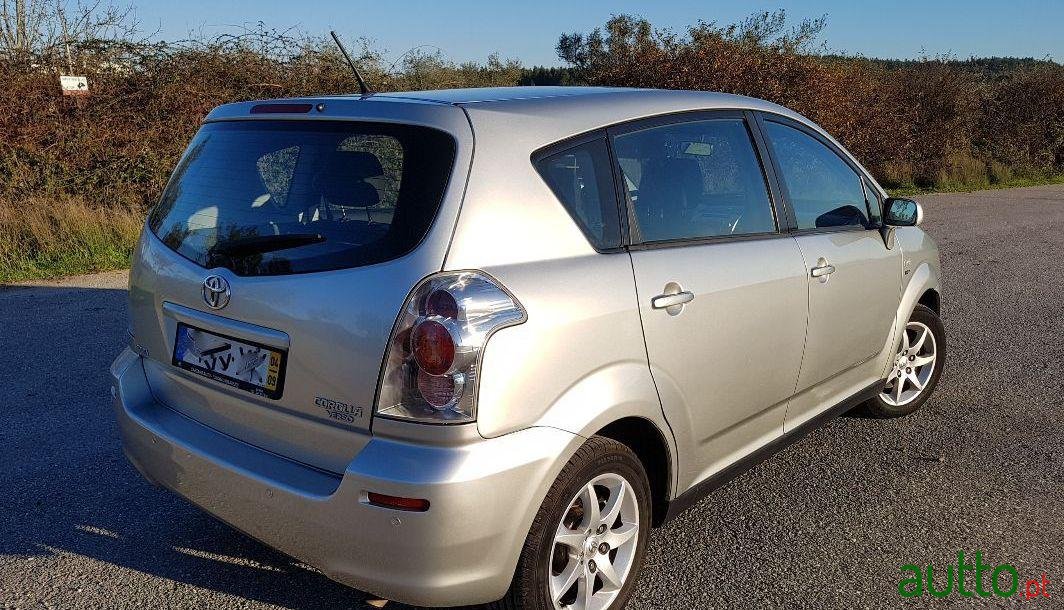 2004' Toyota Corolla Verso photo #2