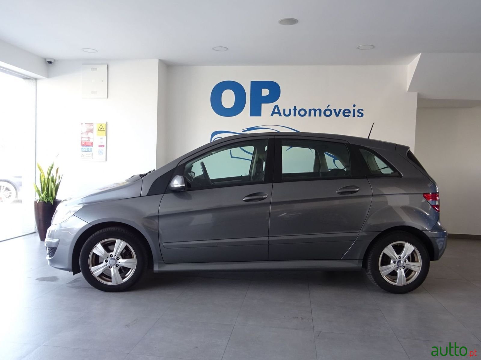 2009' Mercedes-Benz B-180 photo #3