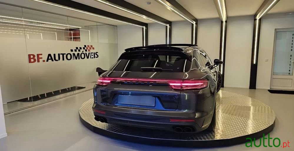 2018' Porsche Panamera Sport Turismo photo #3