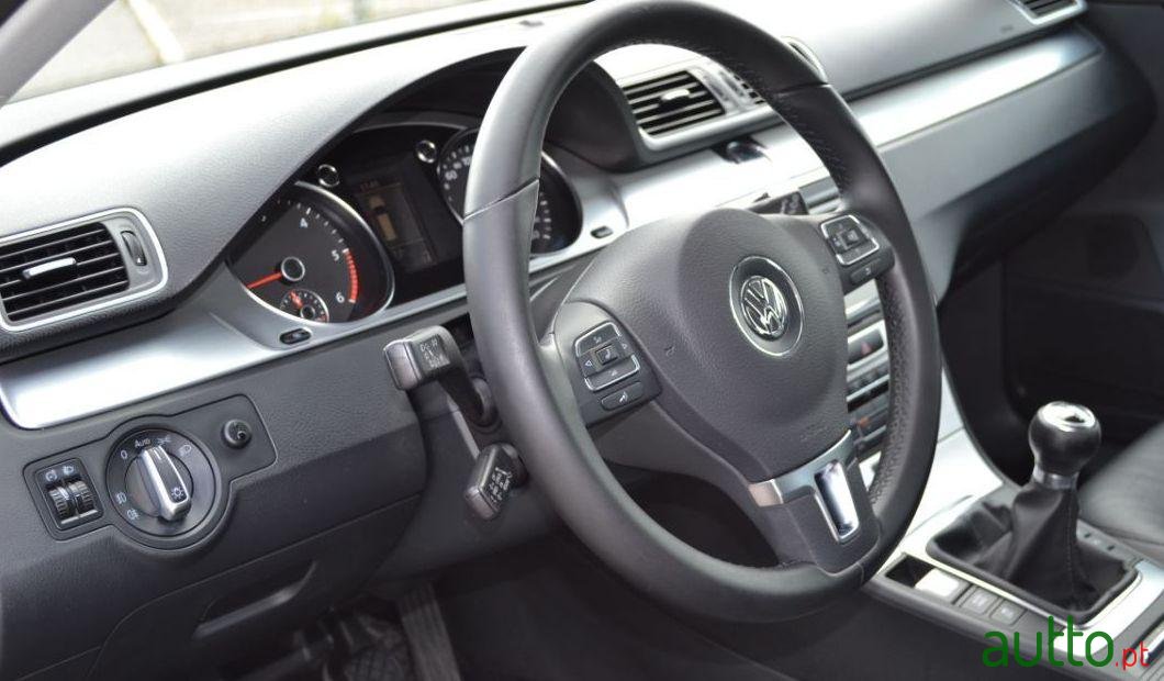 2011' Volkswagen Passat Variant photo #3