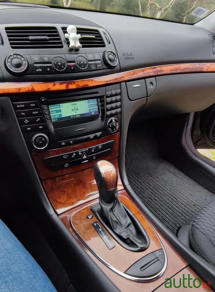 2004' Mercedes-Benz E 220 photo #5