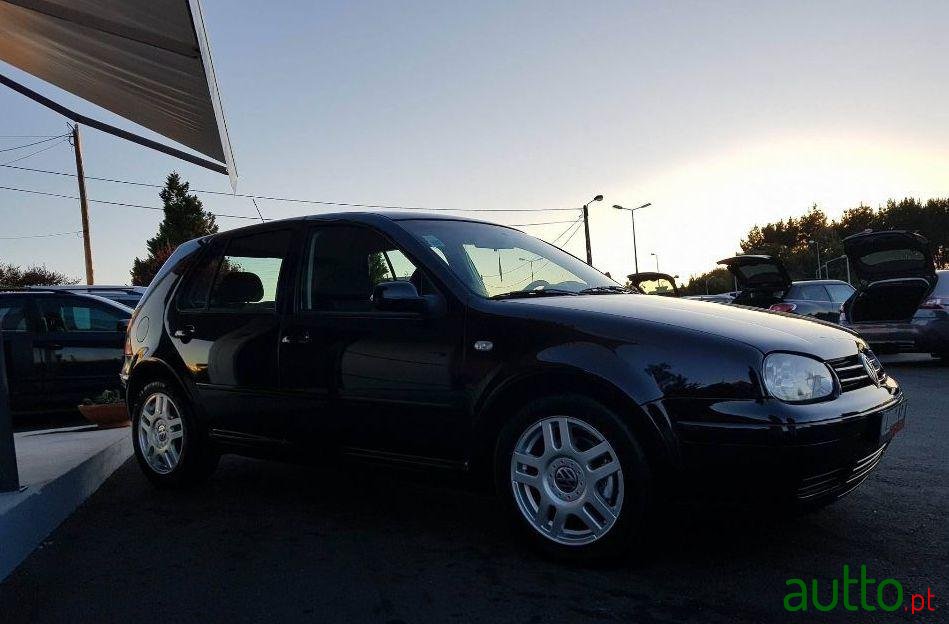 2002' Volkswagen Golf photo #2