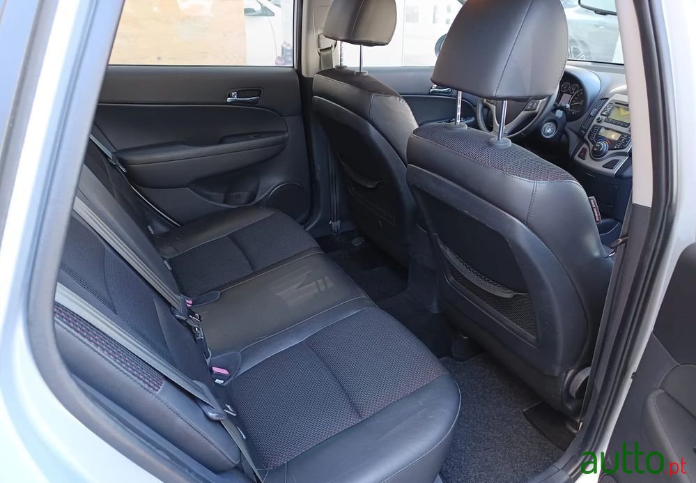 2010' Hyundai i30 Cw photo #2