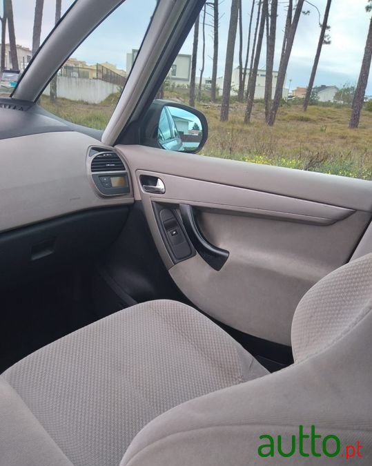 2009' Citroen C4 Grand Picasso photo #6