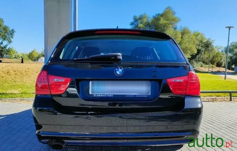 2012' BMW 318 D Touring Navigation photo #4