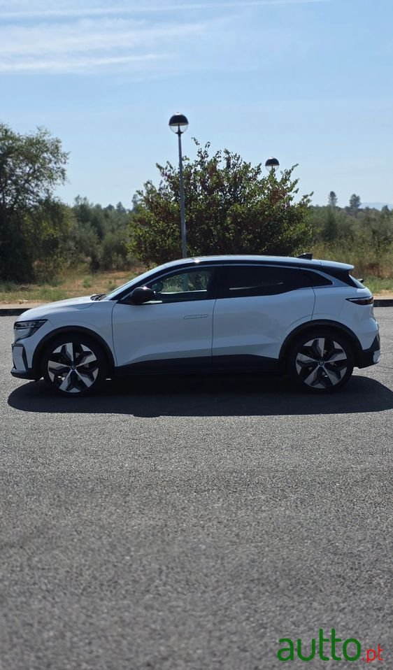 2022' Renault Megane E-Tech photo #3