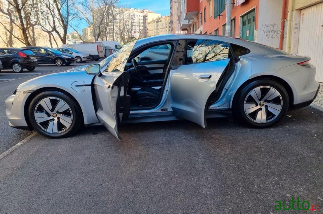 2021' Porsche Taycan photo #6