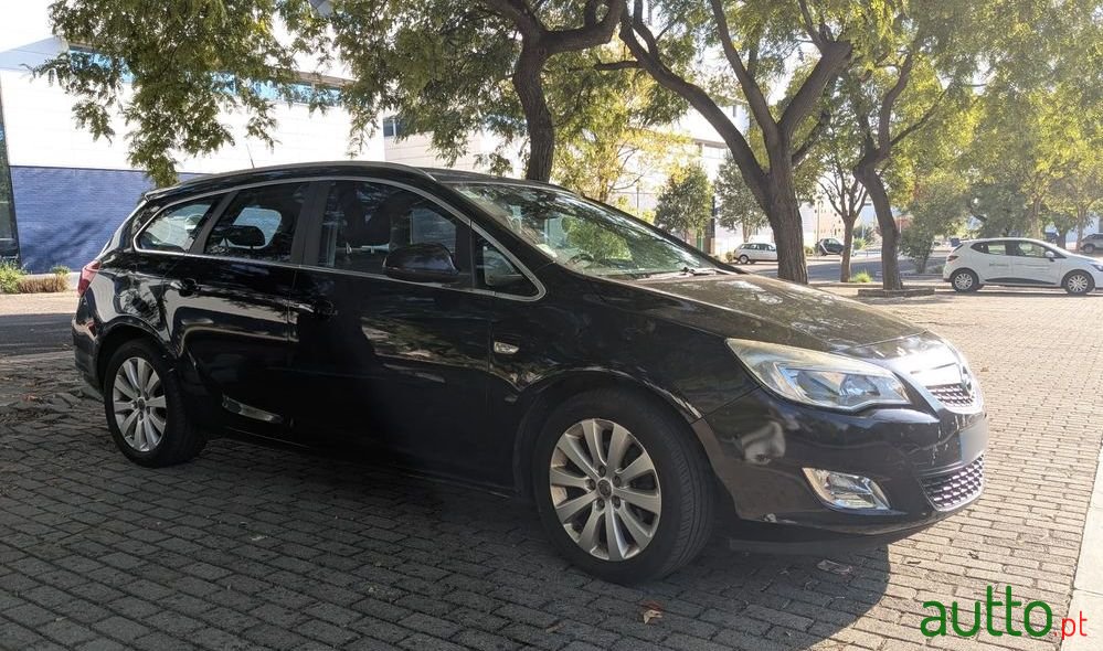 2010' Opel Astra Sports Tourer photo #1