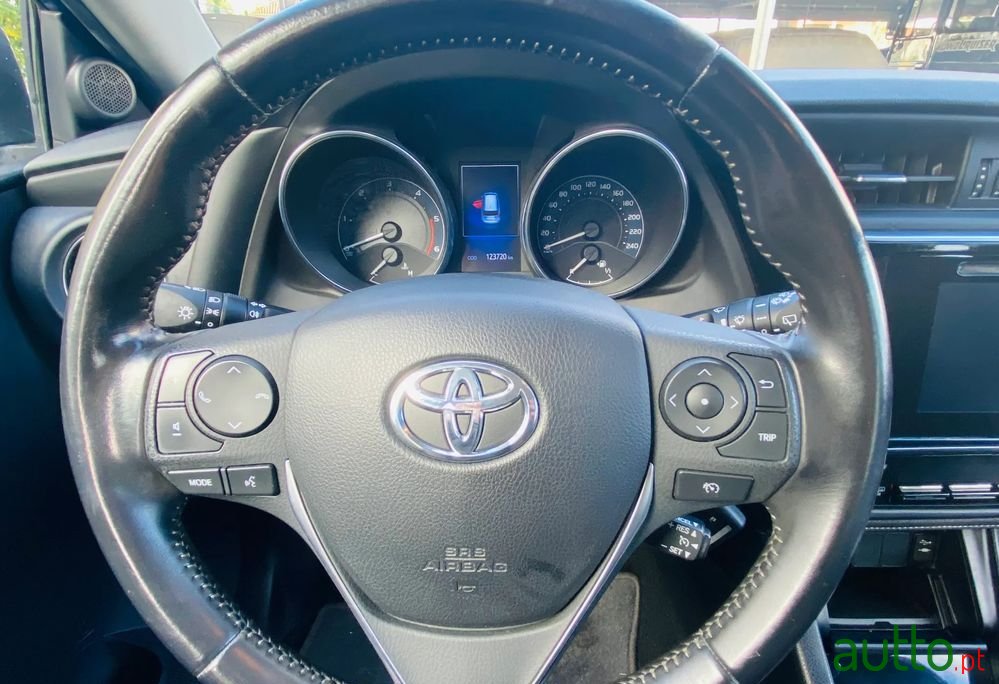 2016' Toyota Auris Touring Sports photo #5