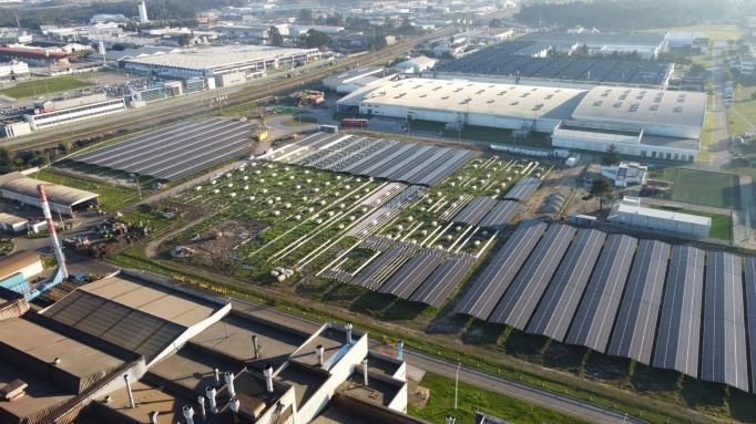 Maior sistema de autoconsumo fotovoltaico em Portugal está a ser implementado na fábrica da Renault em Cacia