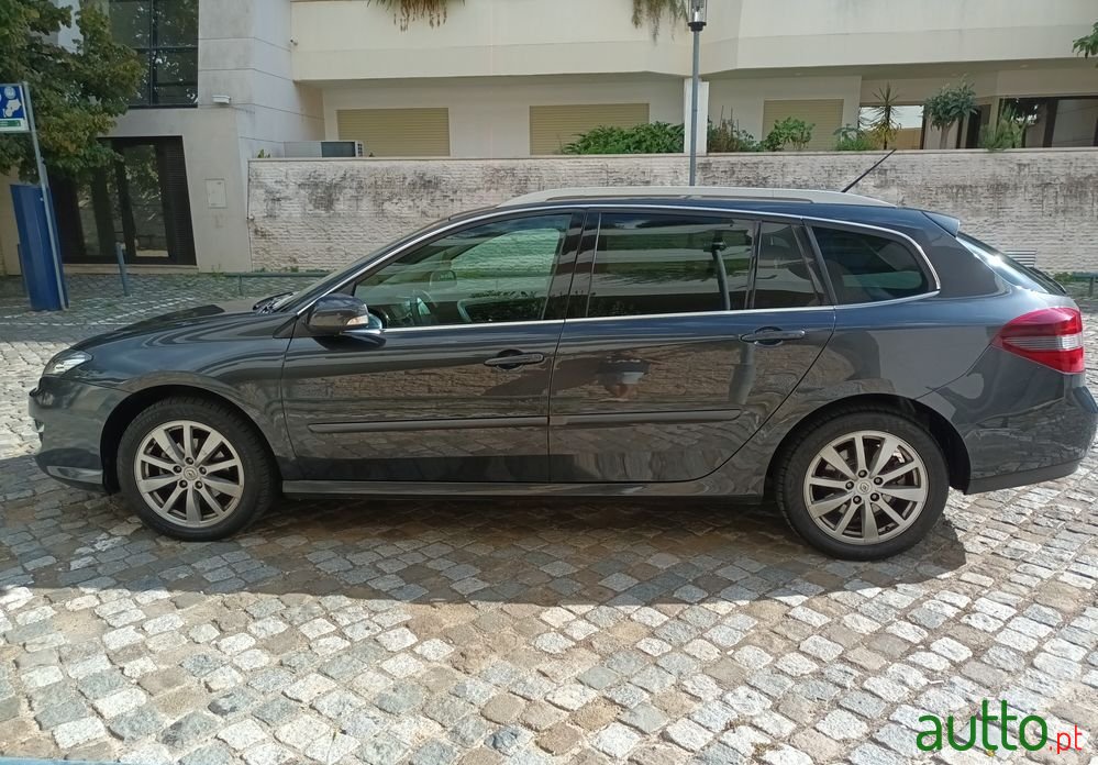 2011' Renault Laguna Break photo #5