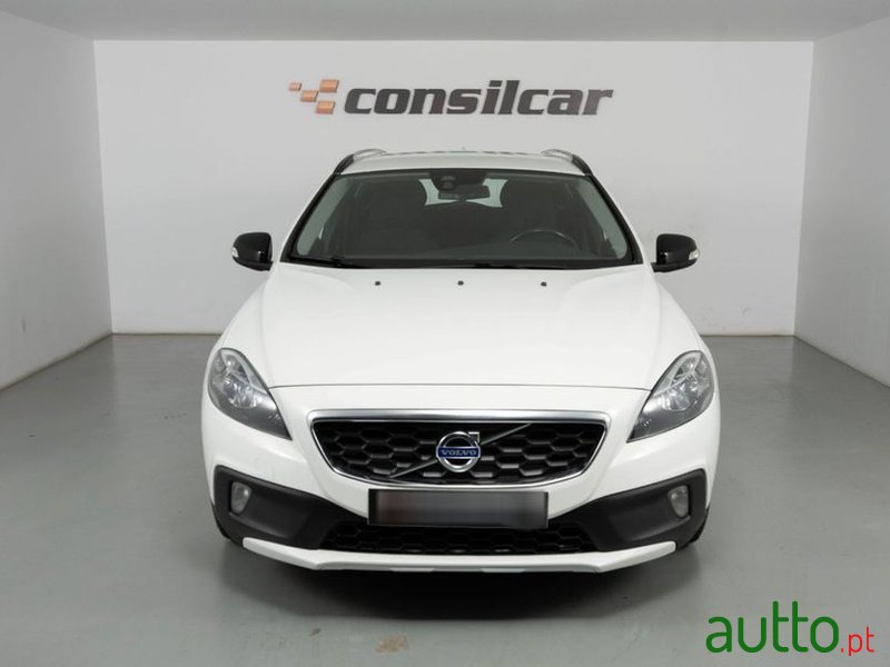 2015' Volvo V40 Cross Country photo #2