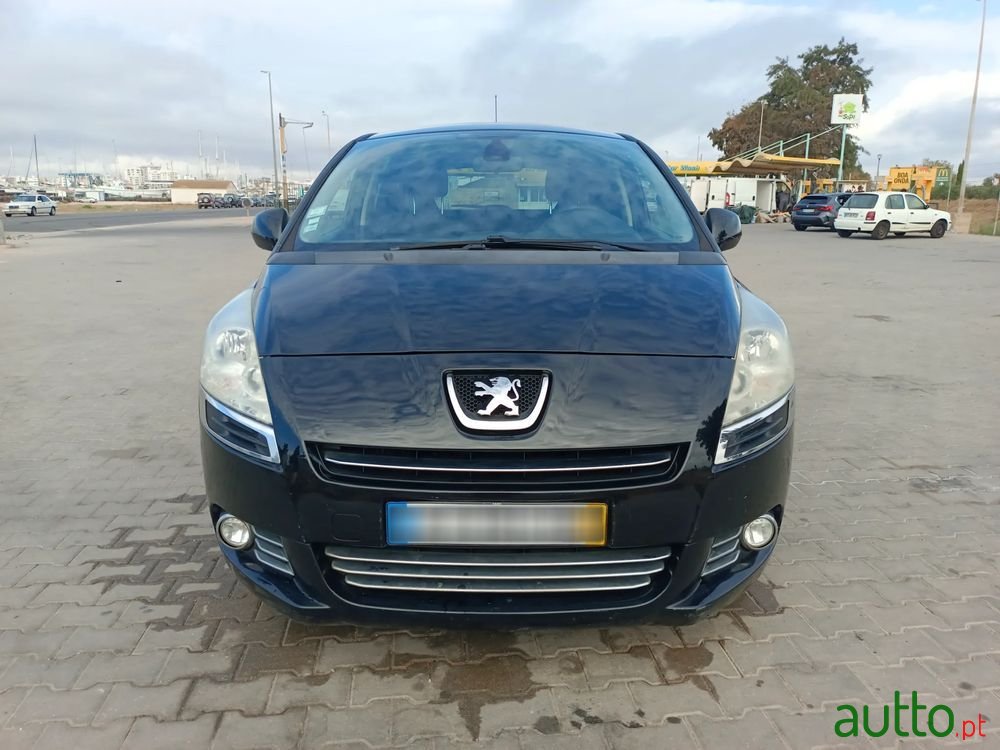 2012' Peugeot 5008 photo #3