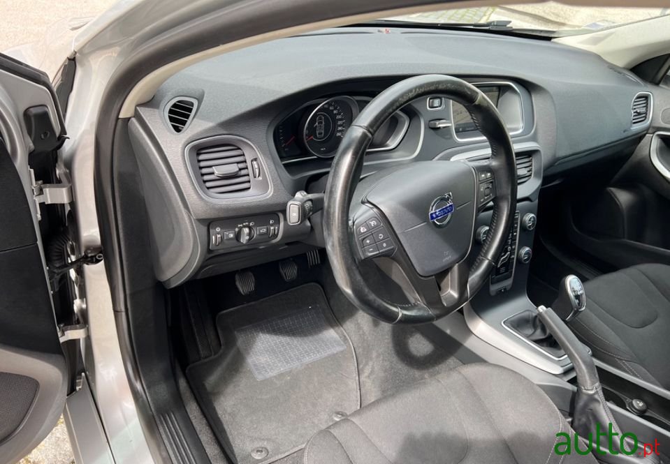 2013' Volvo V40 photo #6