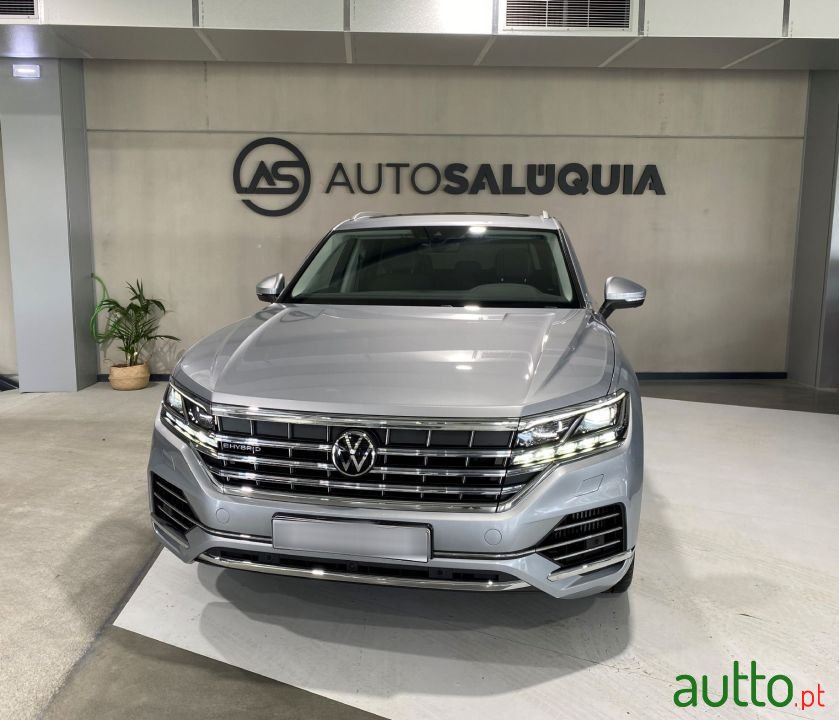 2021' Volkswagen Touareg photo #1