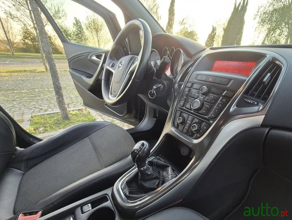 2011' Opel Astra 1.9 Cdti Cosmo photo #6