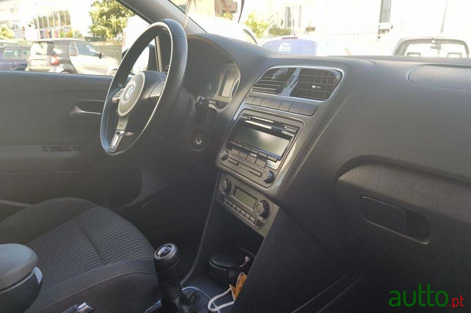2010' Volkswagen Polo photo #2