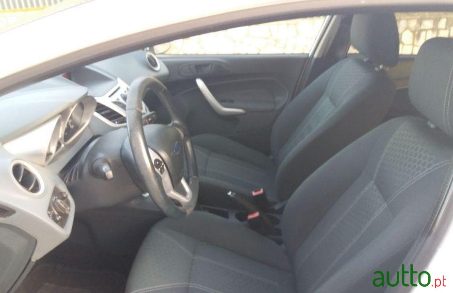 2010' Ford Fiesta Titanium 1.25 5P photo #4