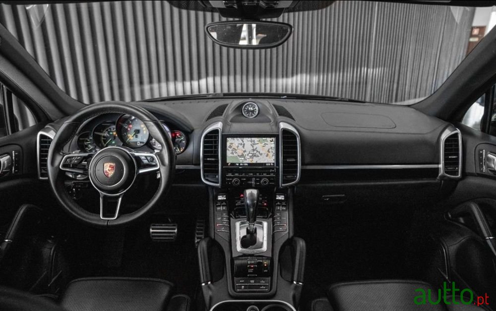 2015' Porsche Cayenne photo #3